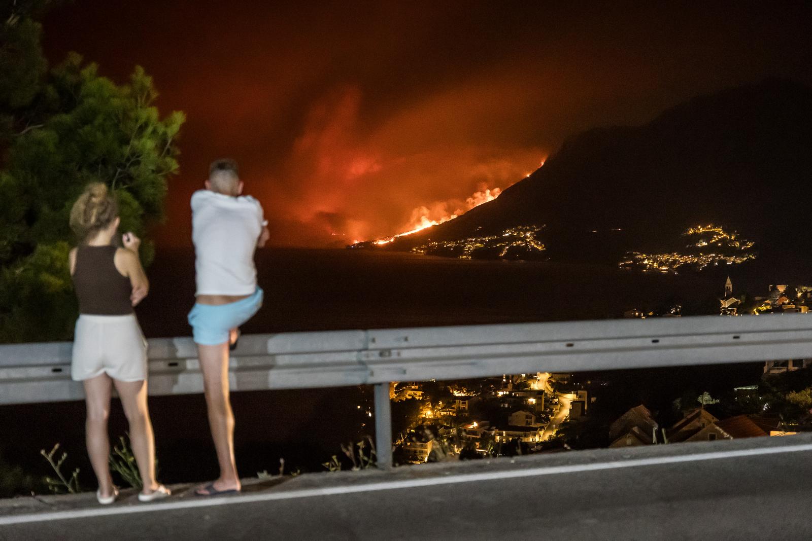 Pogled na katastrofalni požar u Lokvi Rogoznici iz Brela
