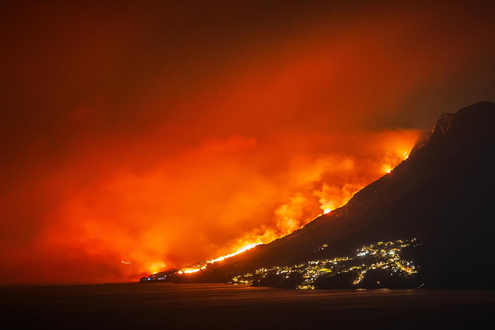 Pogled na katastrofalni požar u Lokvi Rogoznici iz Brela