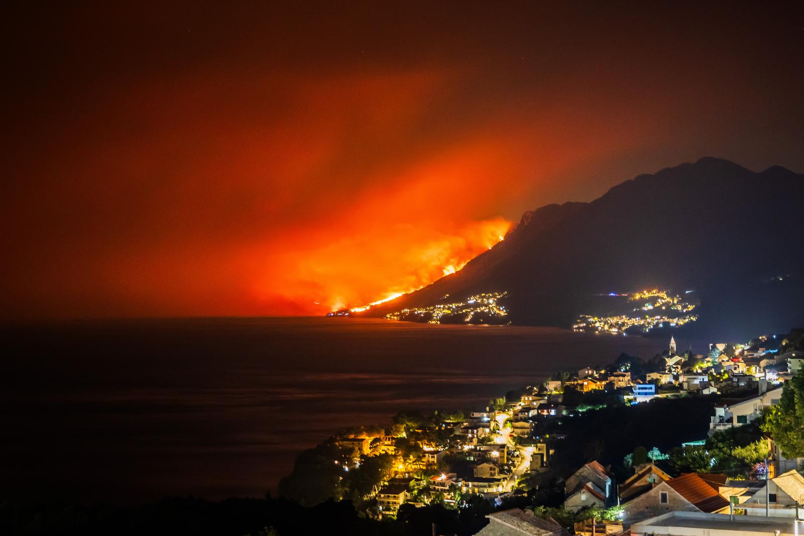 Pogled na katastrofalni požar u Lokvi Rogoznici iz Brela