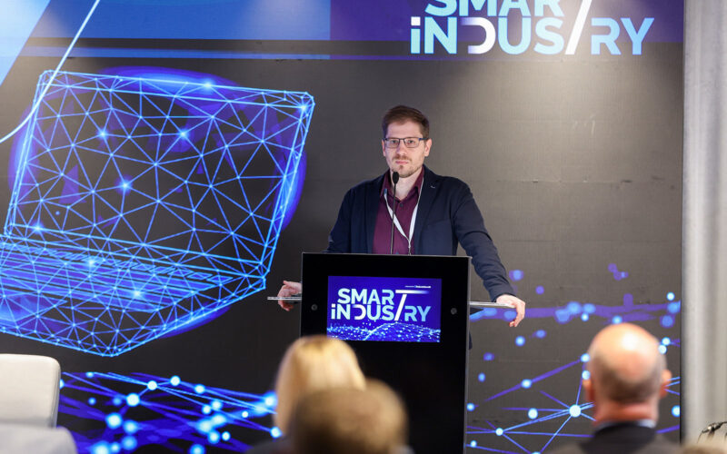 Dok roboti preuzimaju skladišta, AI predviđa kvarove i uska grla