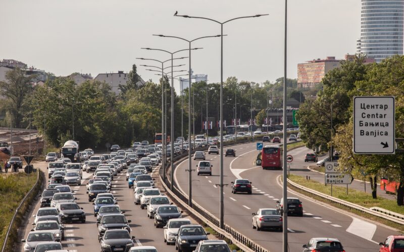 Hibridi i električni automobili čine gotovo polovinu srpskog tržišta
