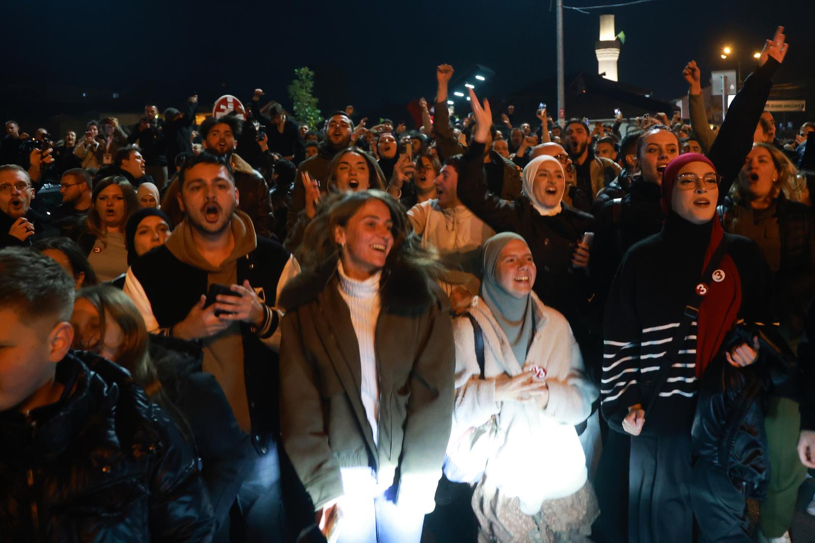 Slavlje studenata na ulicama Novog Pazara